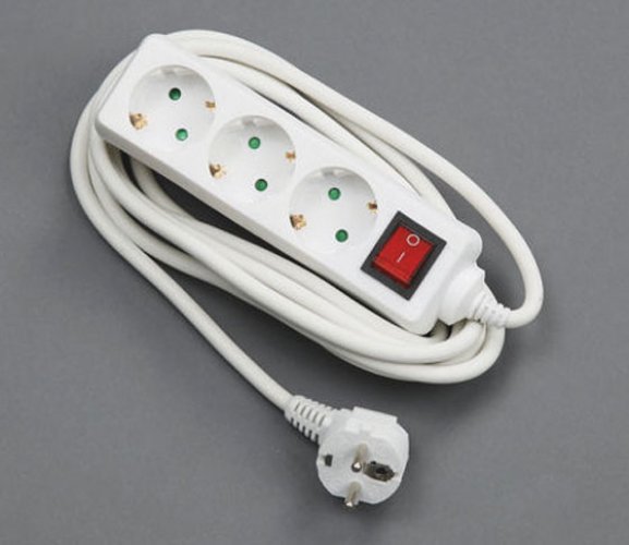 Jatkojohto kytkimellä Airam 3-osainen 3 m, hinta 10,67€