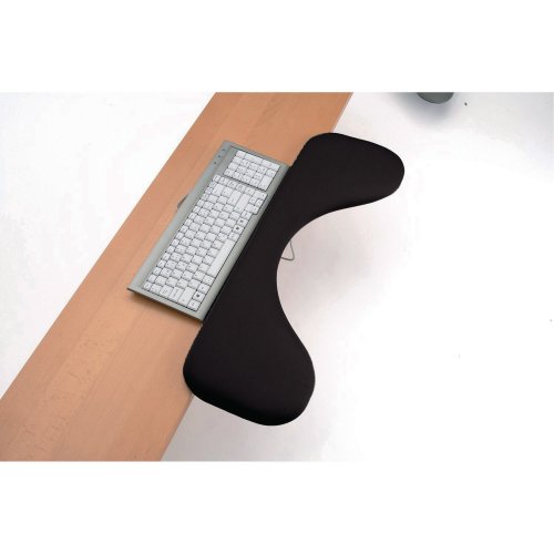 Kyynärtuki pöytään musta 8805 on symmetrinen lycrasta valmistettu ergonominen kyynärtuki joka kiinnitetään pöydän reunaan. Kyynärtukien käyttö vähentää niskan ja hartioiden rasitusta ja parantaa tehokkuutta, ergonomiset kyynärtuet hinta tarjous toimistoon