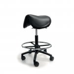 Satulatuoli Soft nahka jalkatukirenkaalla musta