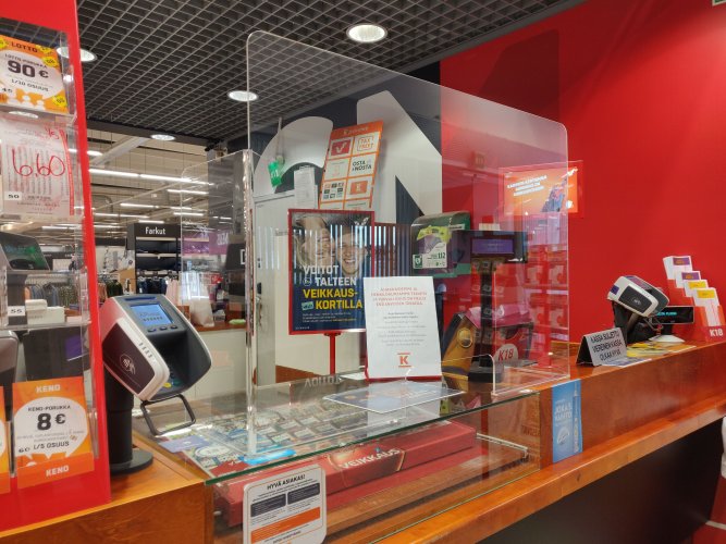 Suojapleksi pleksilasi 1000 mm info- ja palvelutiskille pisarasuoja käytössä