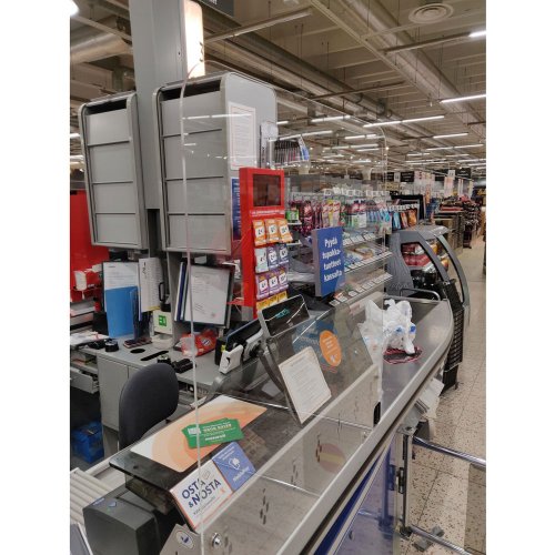 Suojapleksi pleksilasi 820 mm kassoille pisarasuoja käytössä