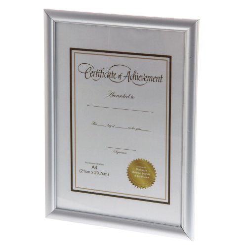 5621566 Valokuvakehys Innova A4 on kirkas lasinen hopeakehyksinen valokuvakehys A4 kokoisille valokuville. Kehyksen mitat ovat 21x30cm. Valokuvakehykset edullisesti Proficientilta.