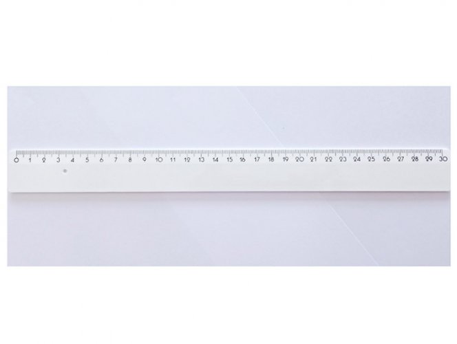 Viivoitin muovinen 30 cm valkoinen, hinta 0,40€